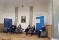 Prelegenci siedzą na fotelach