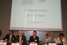 Prelegenci seminarium  siedzą przy stole