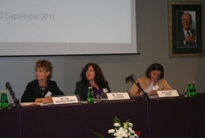 Prelegenci seminarium  siedzą przy stole