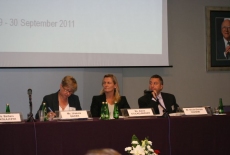 Prelegenci seminarium  siedzą przy stole