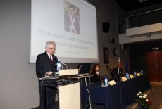 Dyrektor KSAP stoi przy mównicy i przemawia