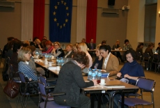 Uczestnicy seminarium  siedzą w ławkach na Auli