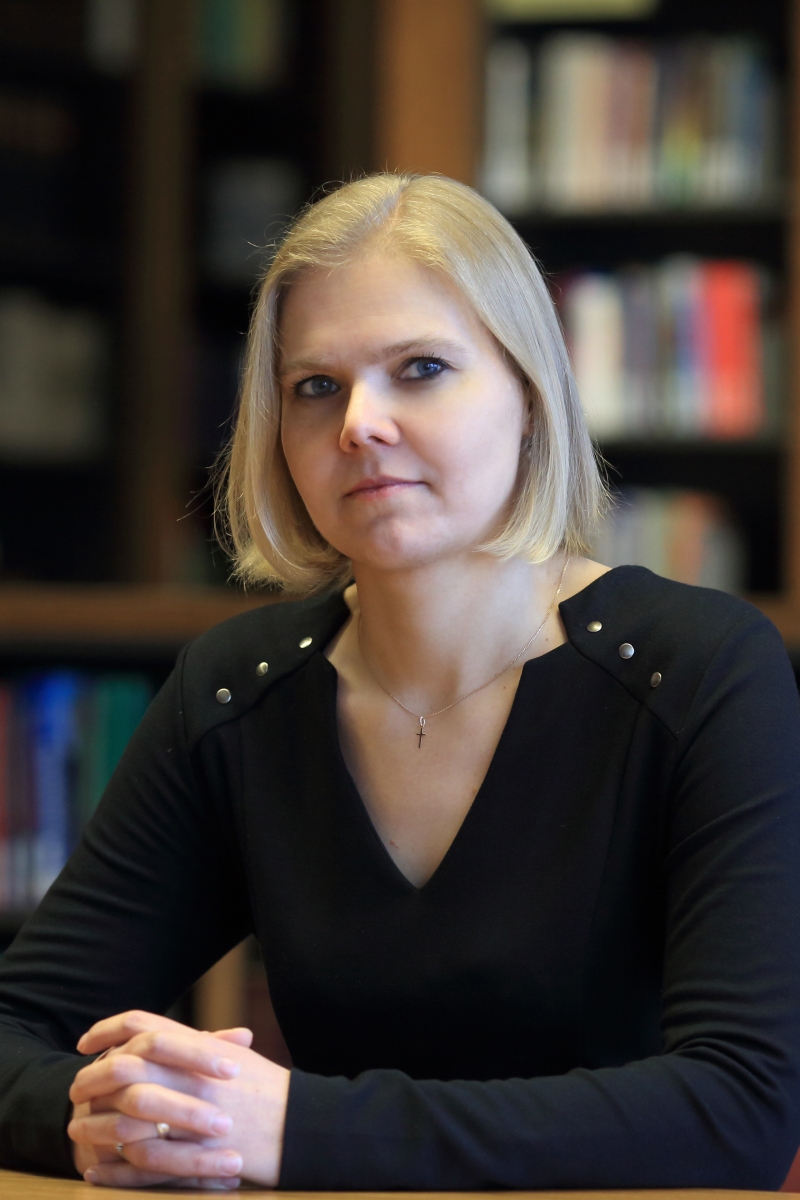 Na zdjęciu dyrektor Sylwia Ojdym, w tle regały z książkami